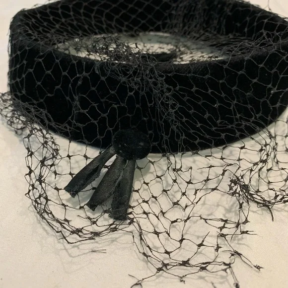 Vintage women’s black velvet headband with mesh veil - Picture 2 of 6